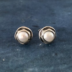 Dahlia - Klassiska örhängen med pärla