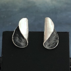 Emina - Skönt utformade örhängen