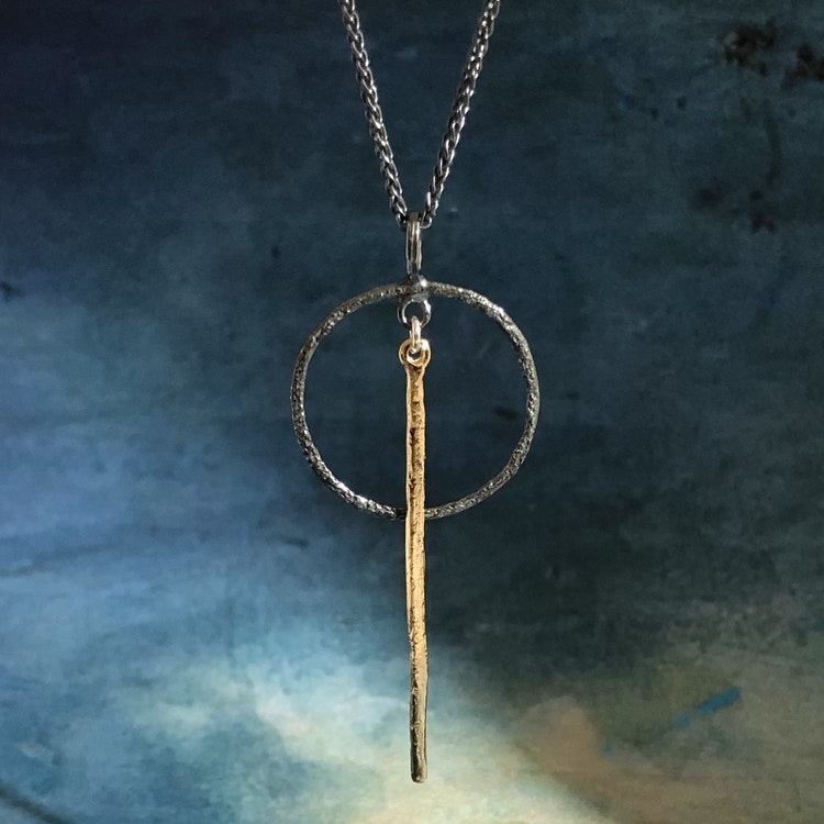 Marcella 46 cm - Halsband i svart och guld - 46 cm