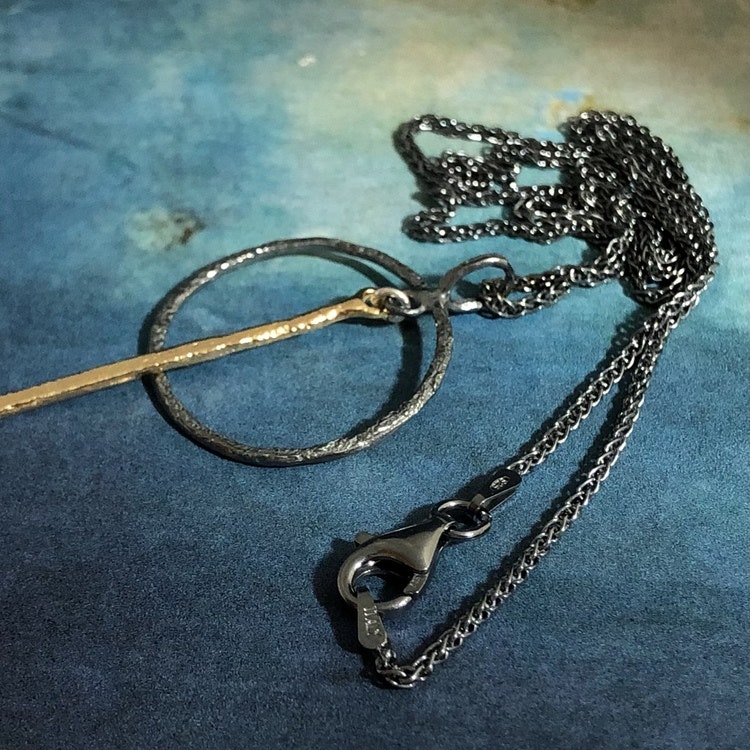 Marcella 46 cm - Halsband i svart och guld - 46 cm