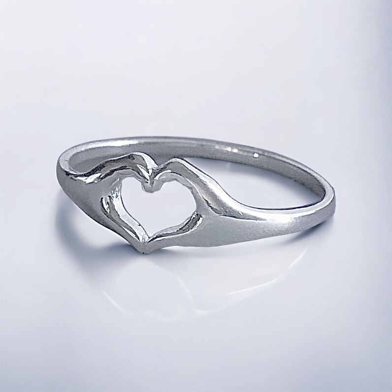 Kärlek - Ring med händer som bildar hjärta