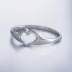 Kärlek - Ring med händer som bildar hjärta