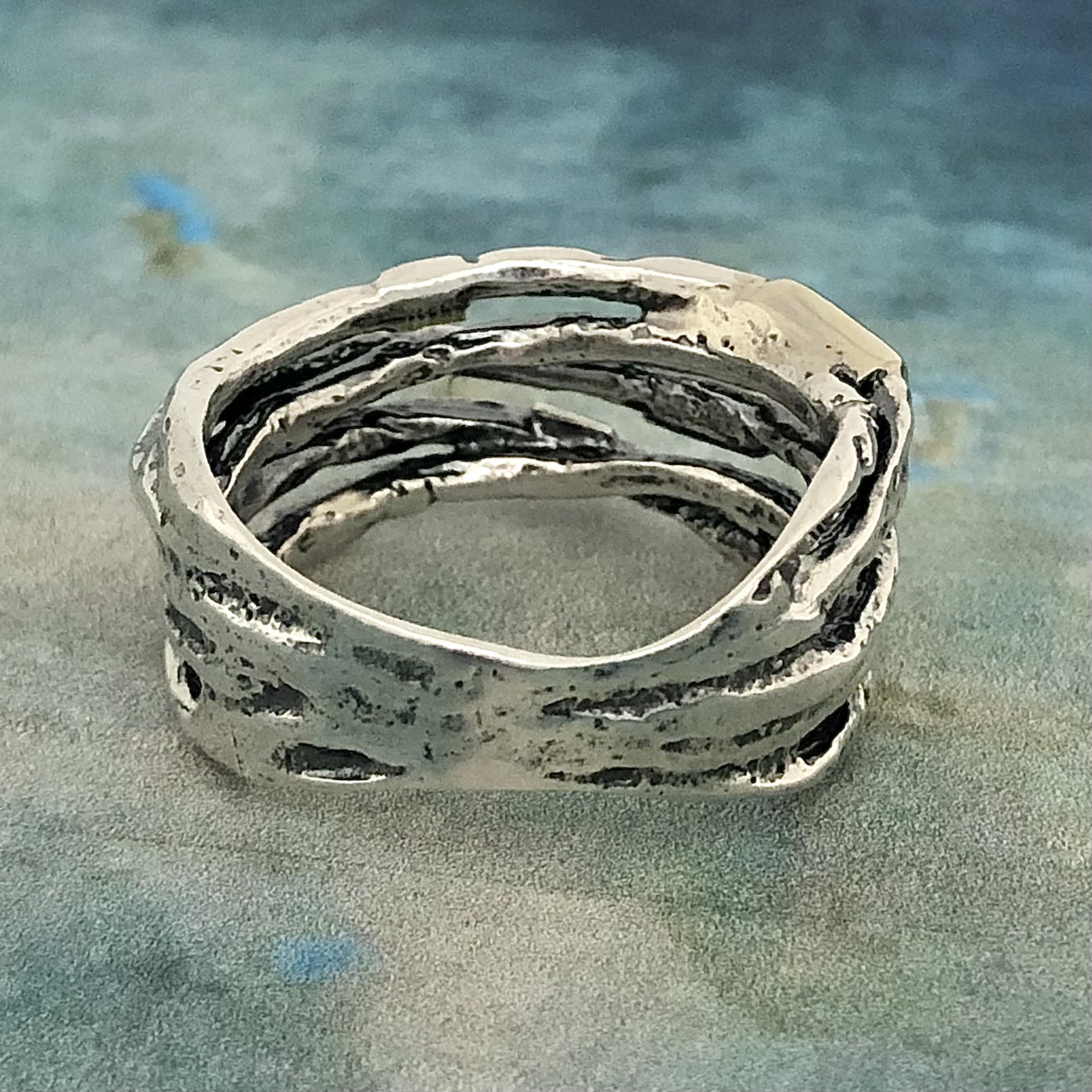 Jacqueline - Mycket snygg ring med detaljer i 9 K guld