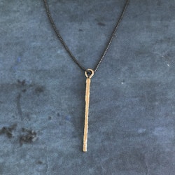 Ninna - Stilrent halsband med guldpläterad stav