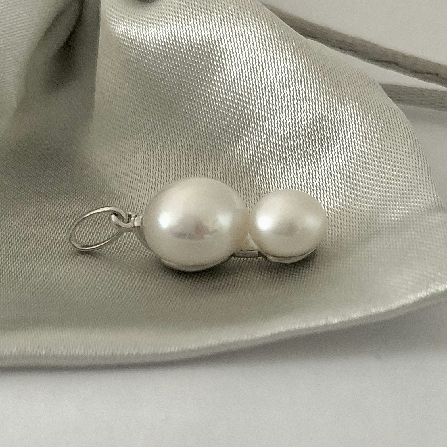 Enya - Stilfullt hänge med två pärlor