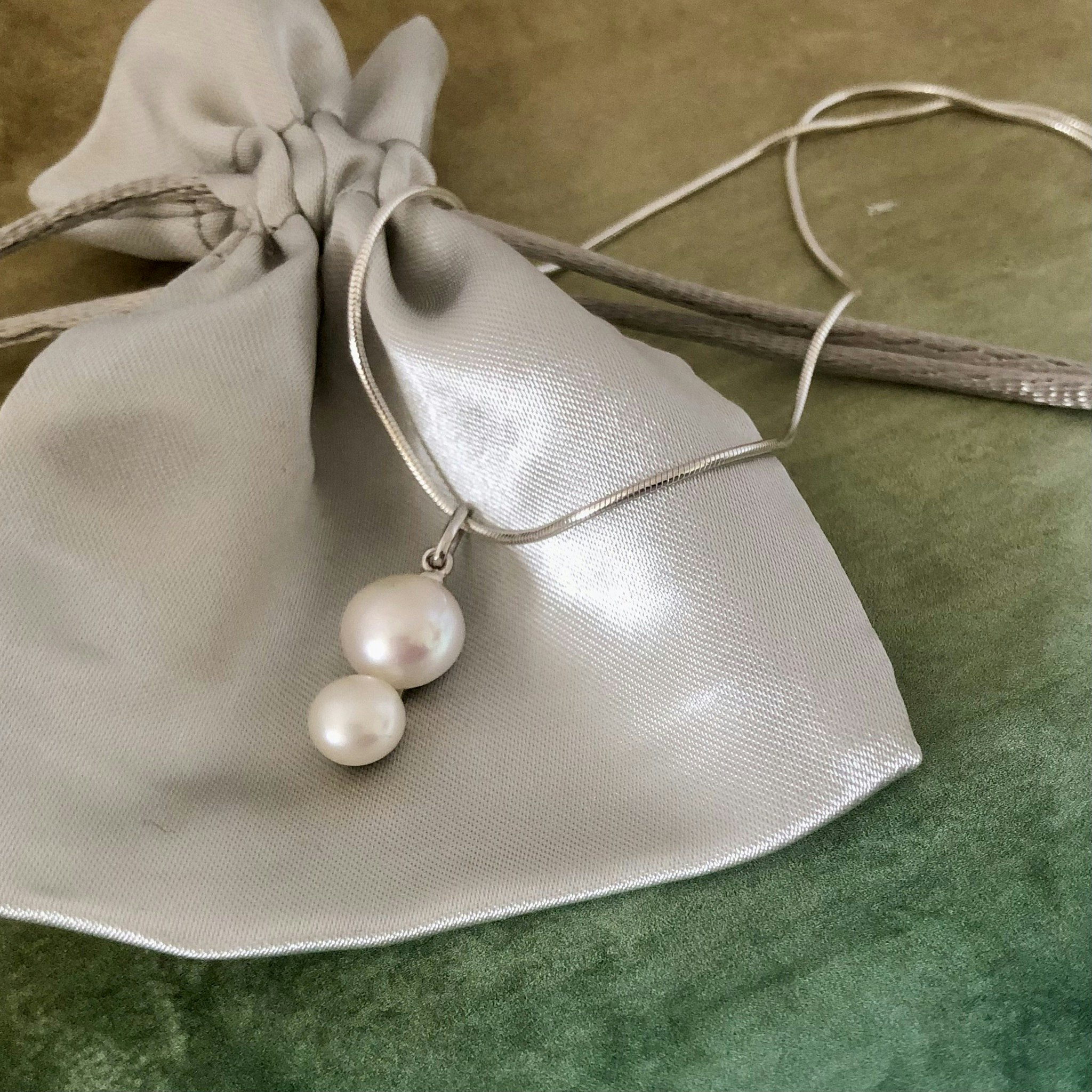 Enya - Stilfullt hänge med två pärlor