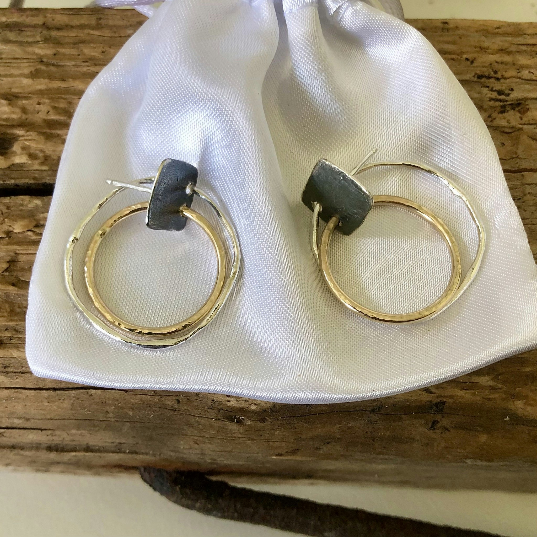 Ramona - Vacker design i silver, guld och svart
