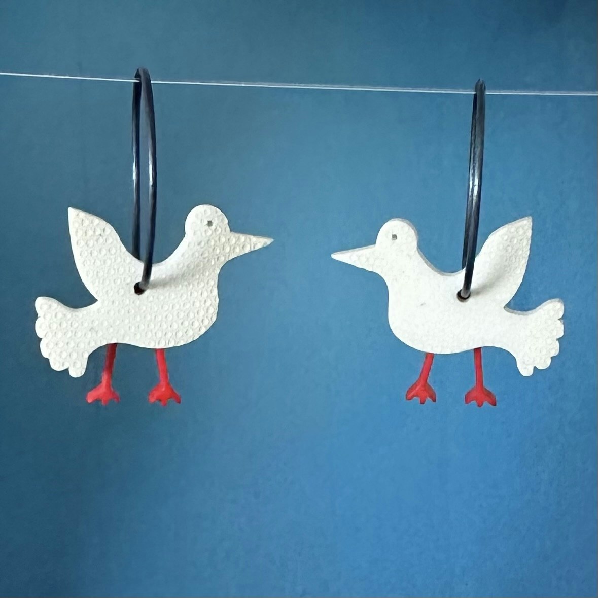 Fredsduva - Örhängen i plexiglas och titan