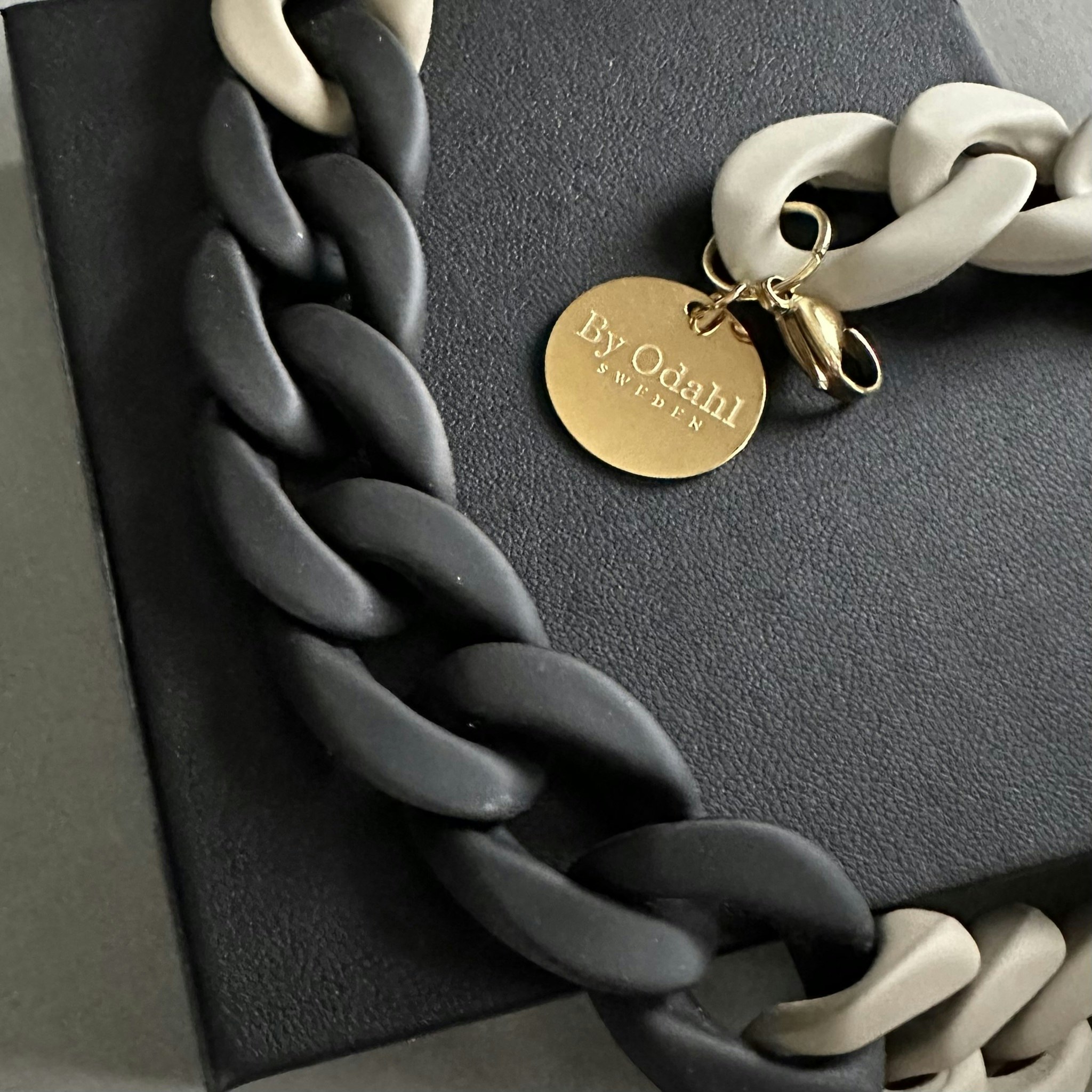 Halsband i beige/nougat/svart
