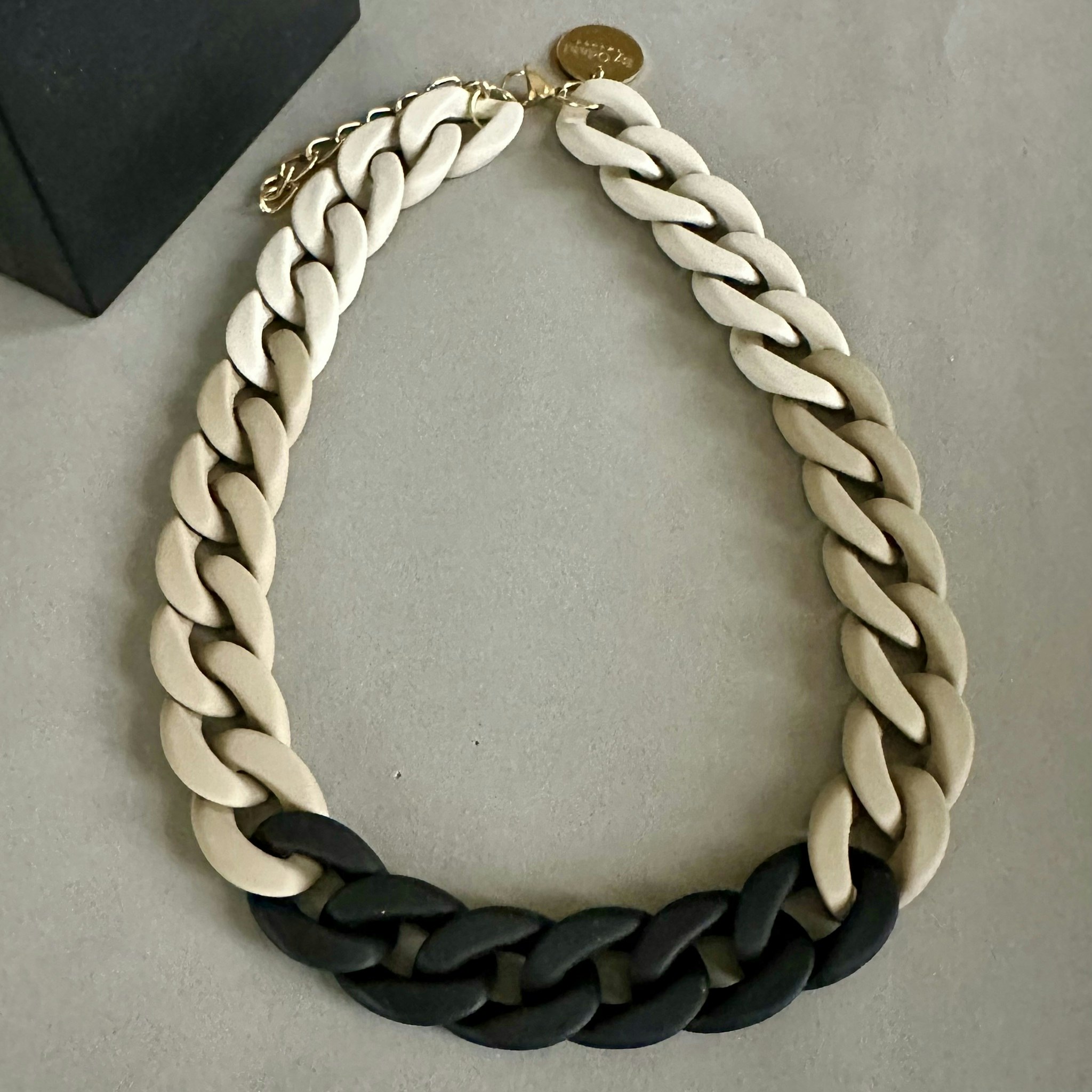 Halsband i beige/nougat/svart