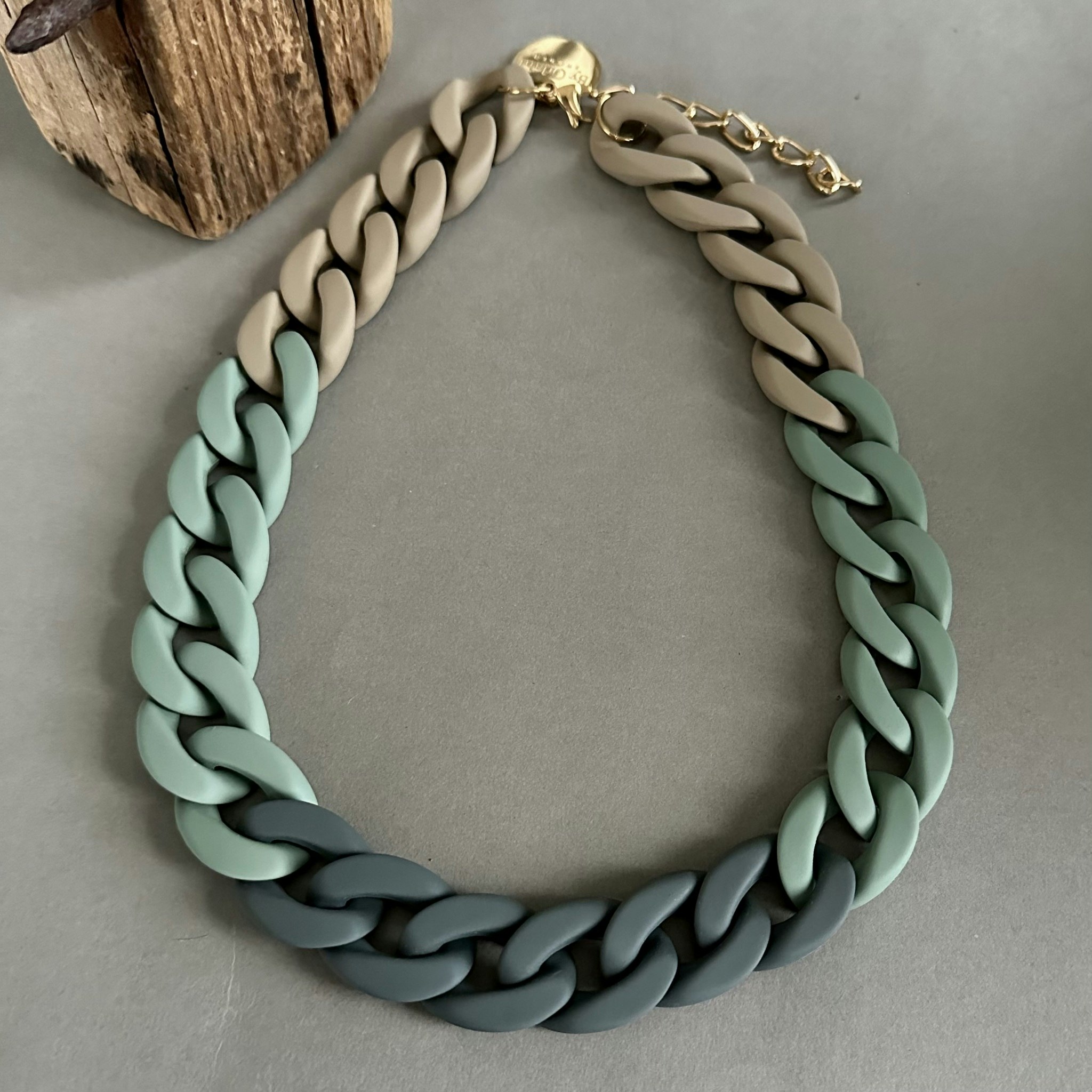 Halsband i beige/dimgrön/grågrön