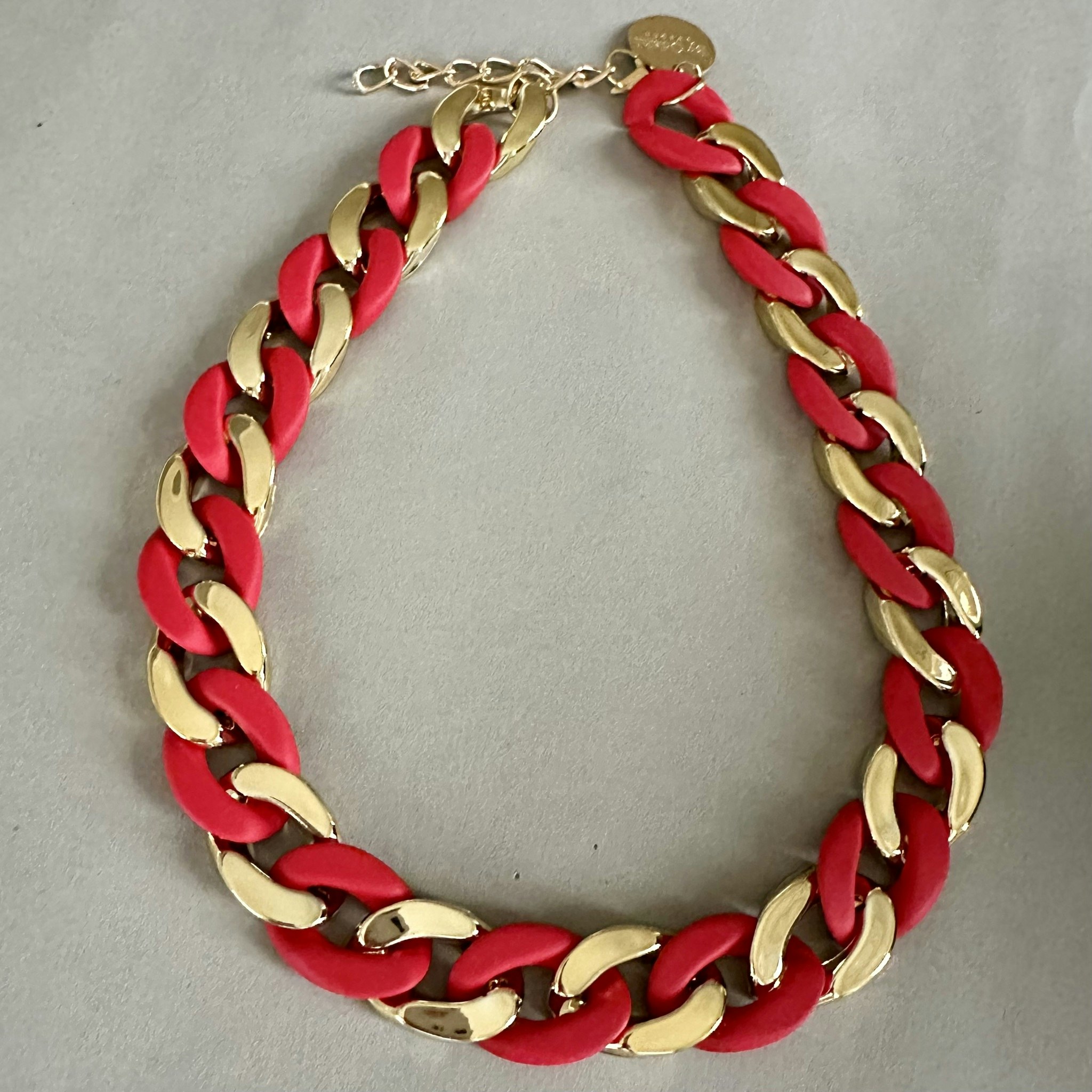 Halsband i rött/guldfärg från By Odahl