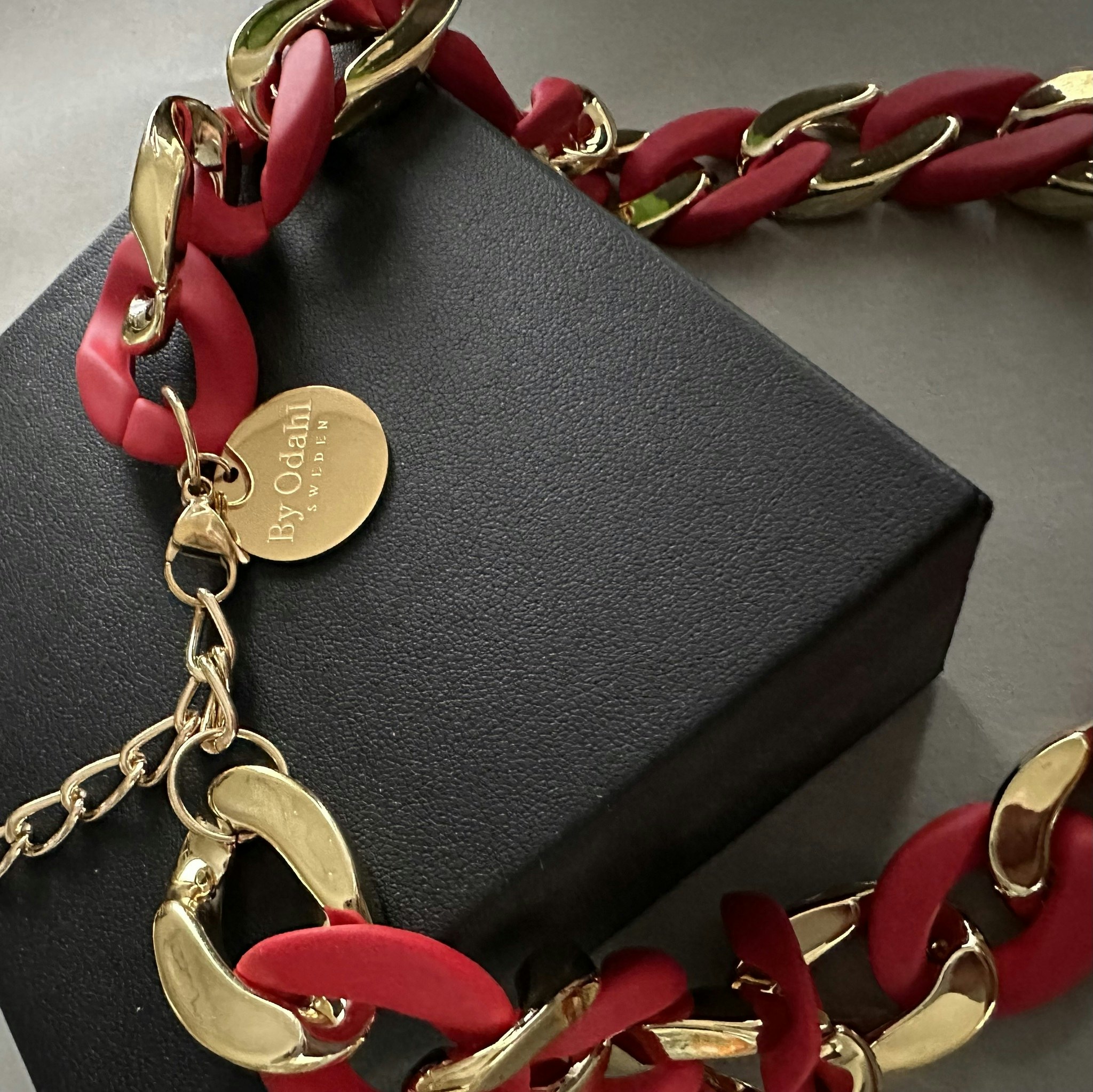 Halsband i rött/guldfärg från By Odahl