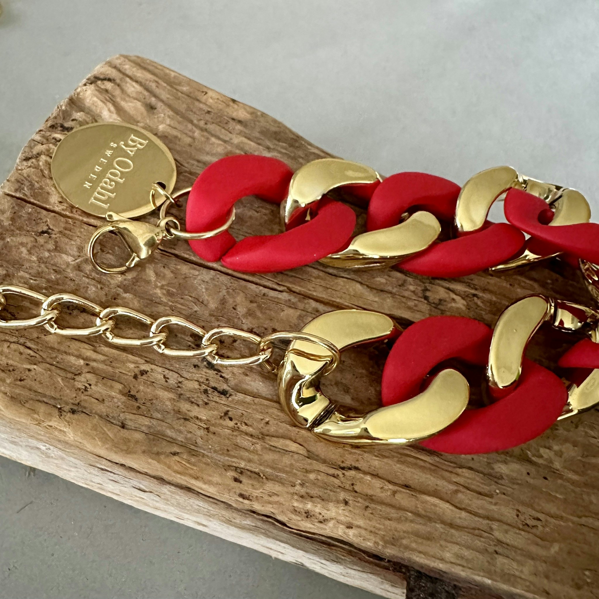 Halsband i rött/guldfärg från By Odahl
