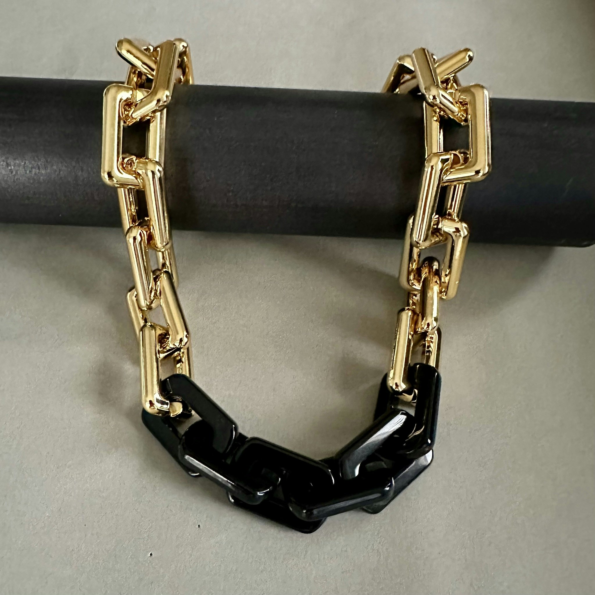 Halsband i svart/guldfärg från By Odahl
