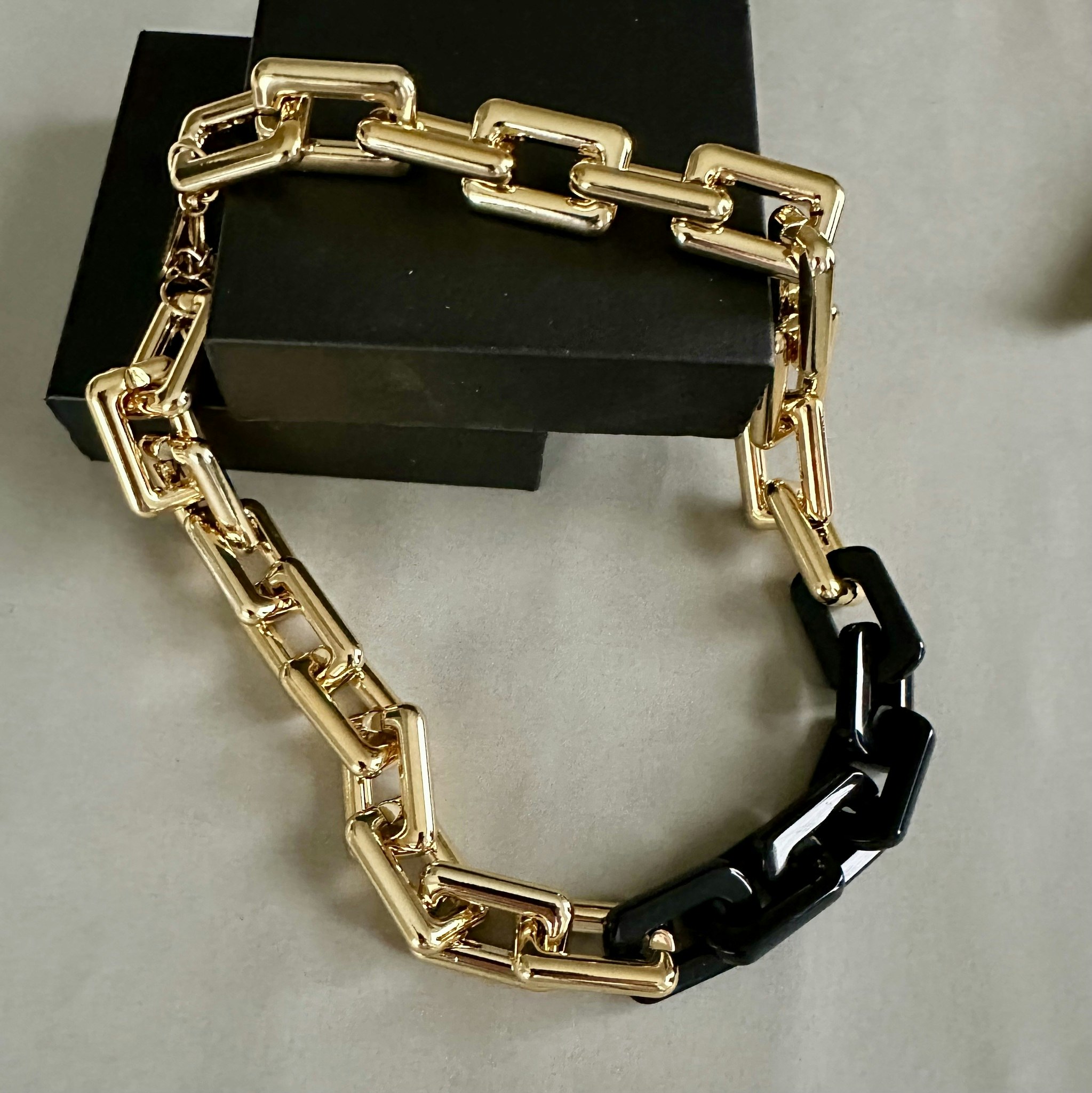 Halsband i svart/guldfärg från By Odahl