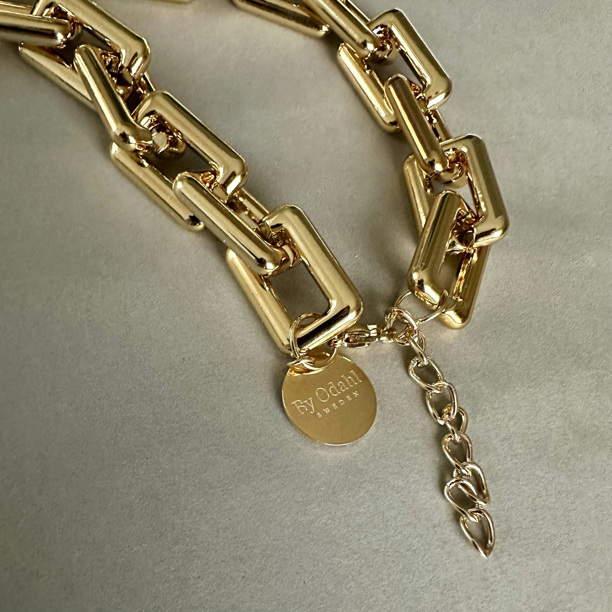 Halsband i svart/guldfärg från By Odahl
