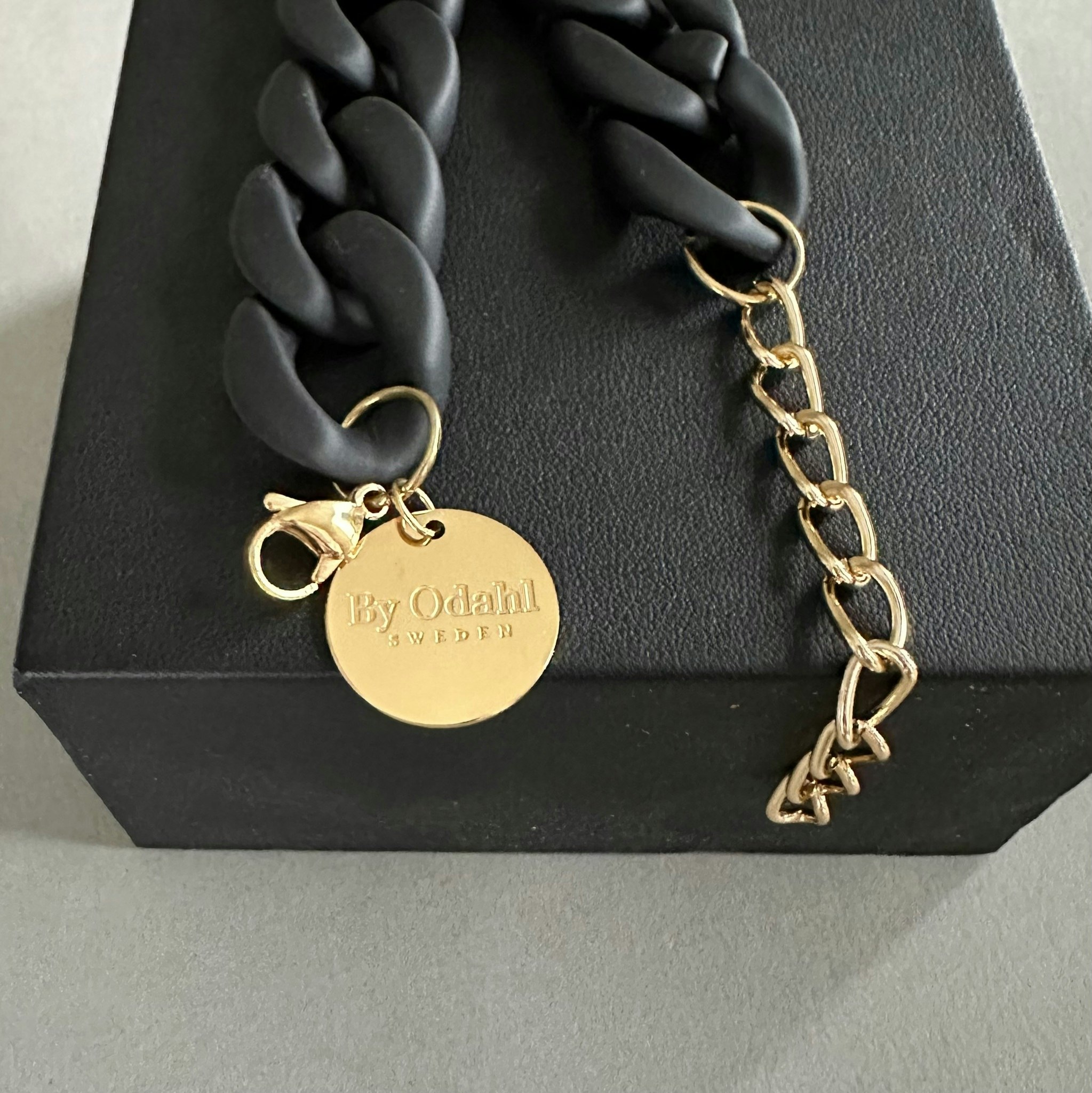 Svart armband från By Odahl