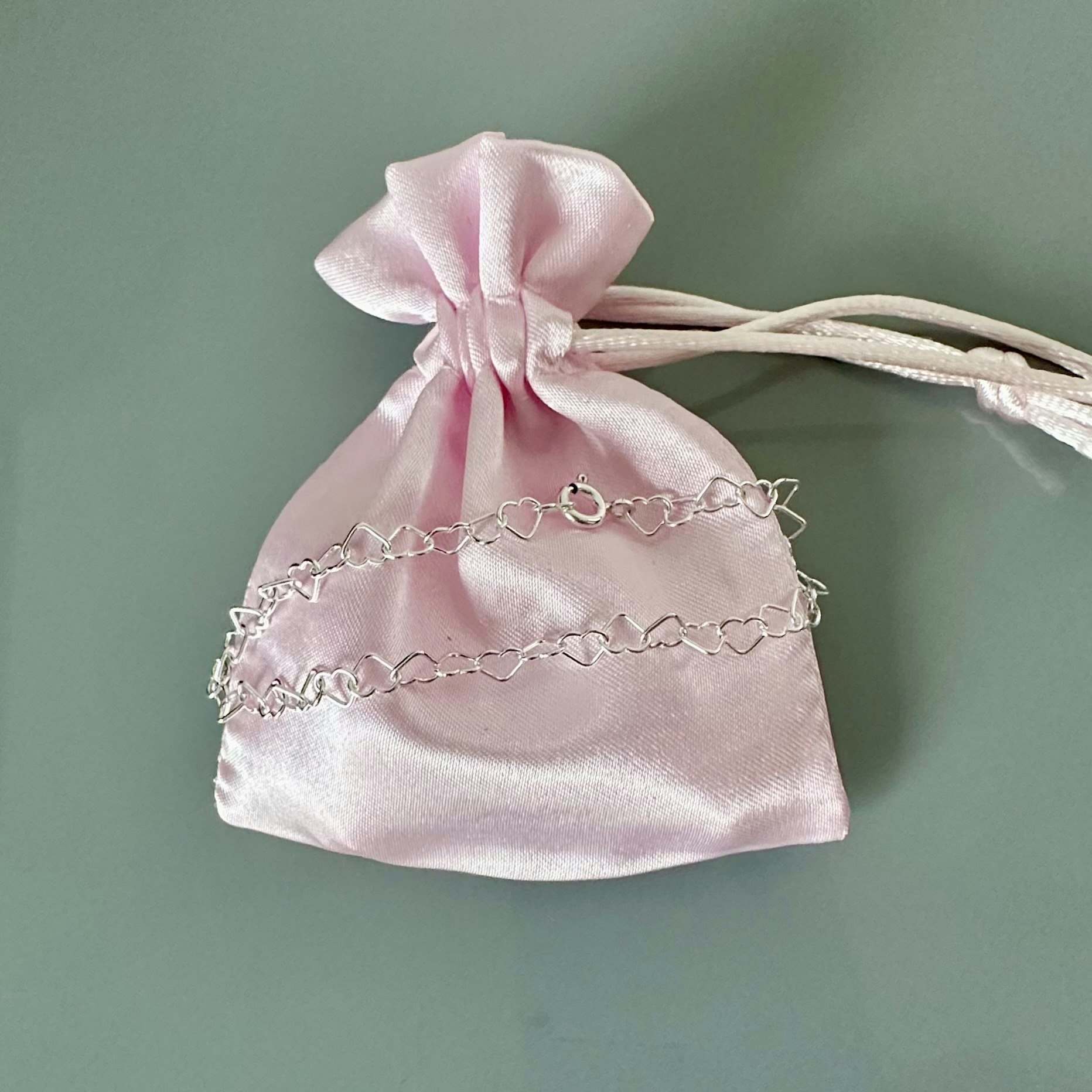 Silverarmband med små hjärtan