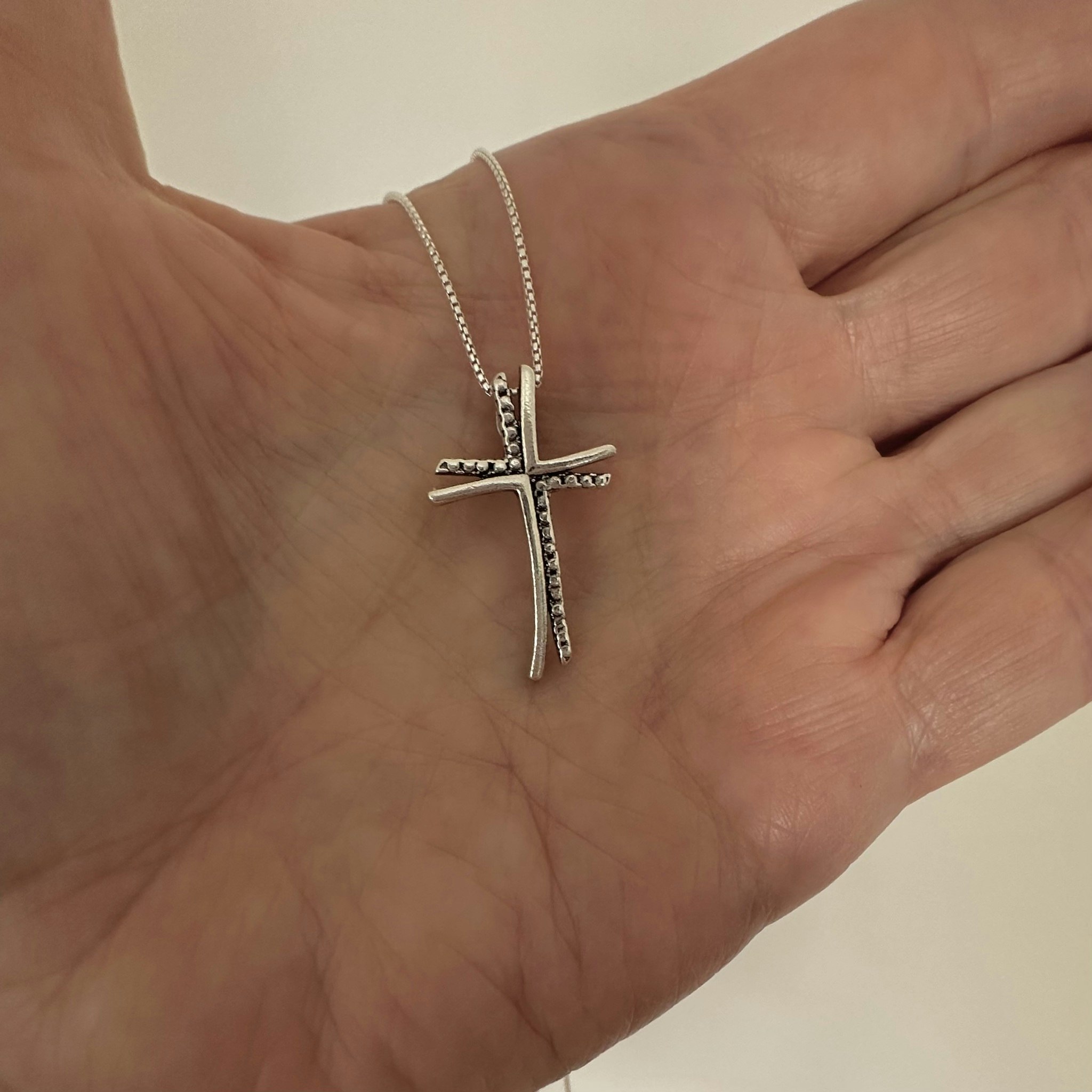 Miriam - Halsband med kors i silver