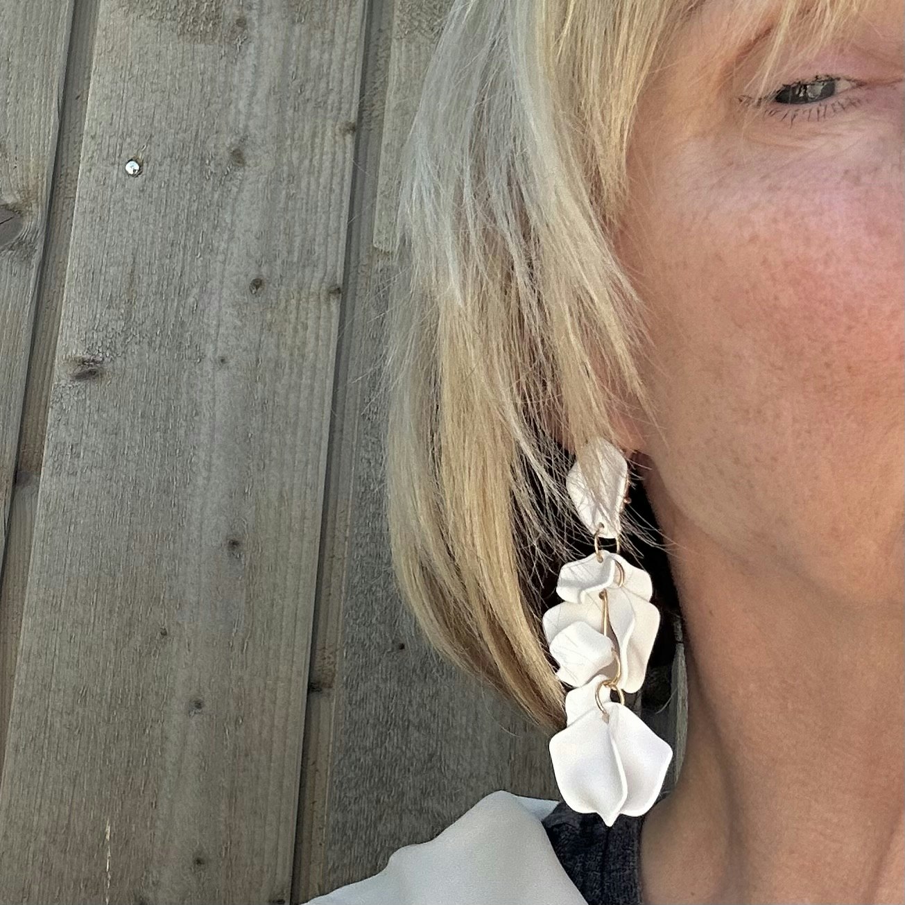 Vita lite större örhängen från By Odahl