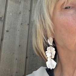 Vita lite större örhängen från By Odahl