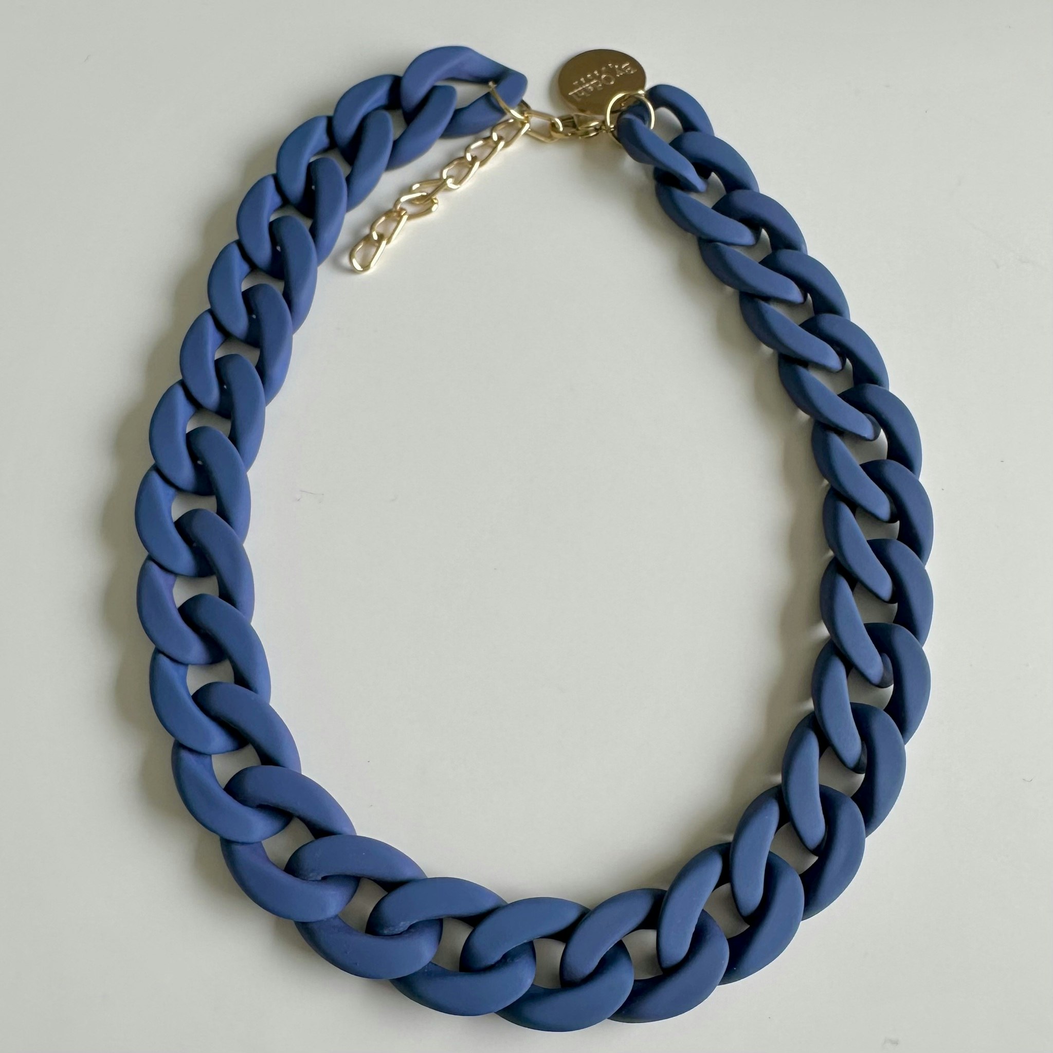 Marinblått halsband från By Odahl