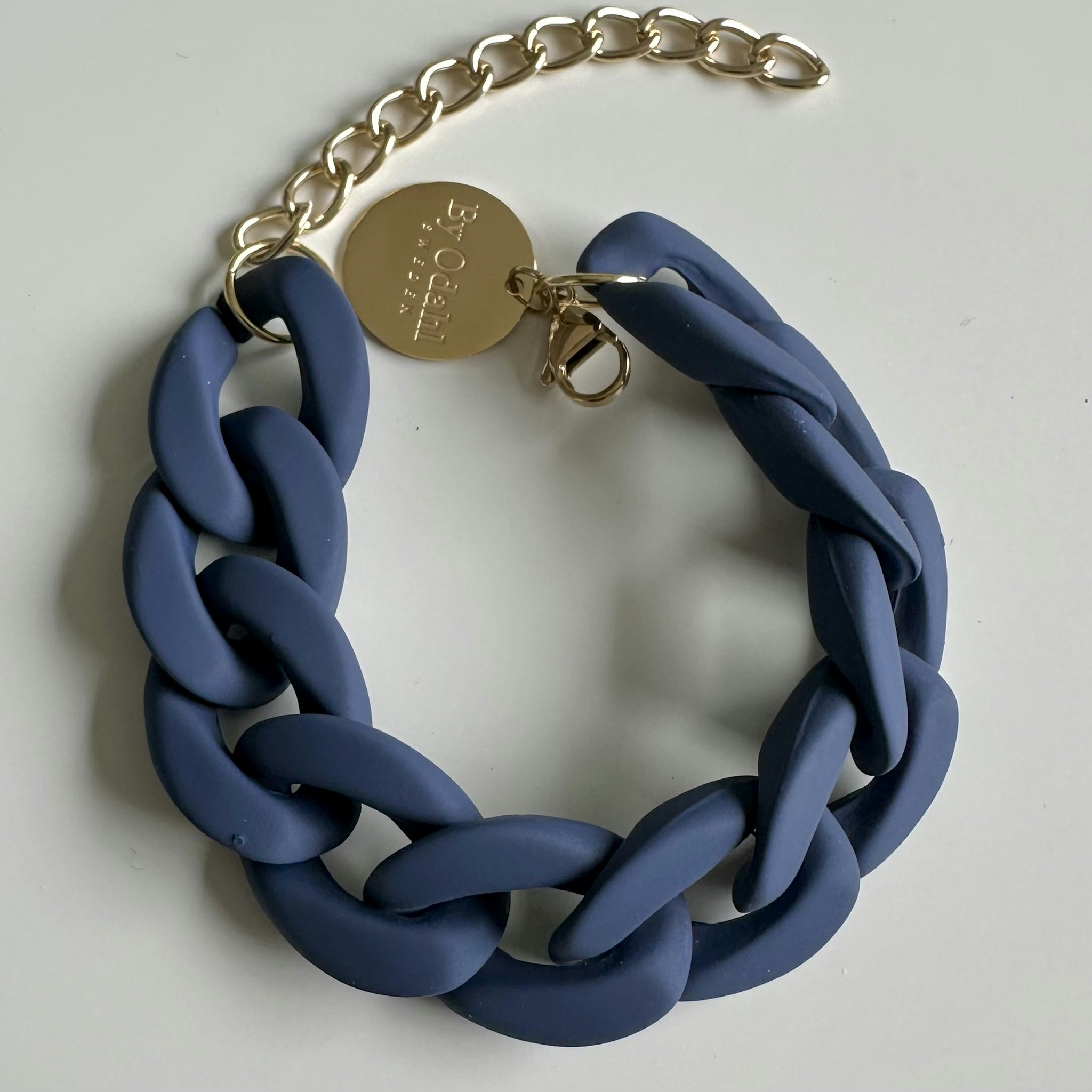 Marinblått armband från By Odahl