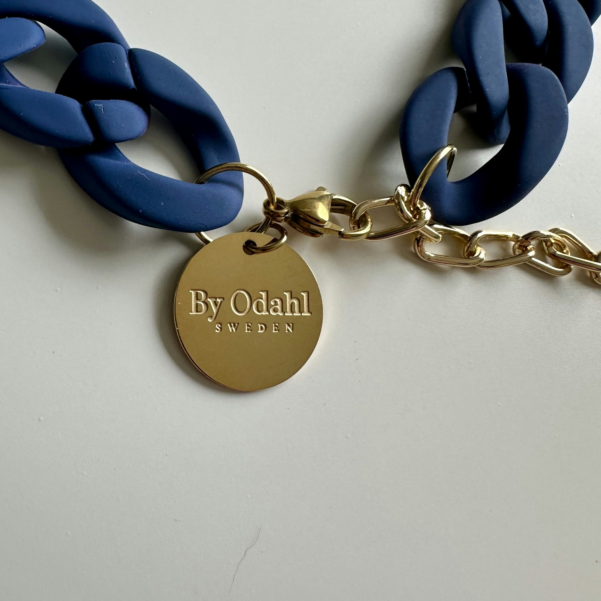 Marinblått armband från By Odahl