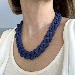 Marinblått halsband från By Odahl