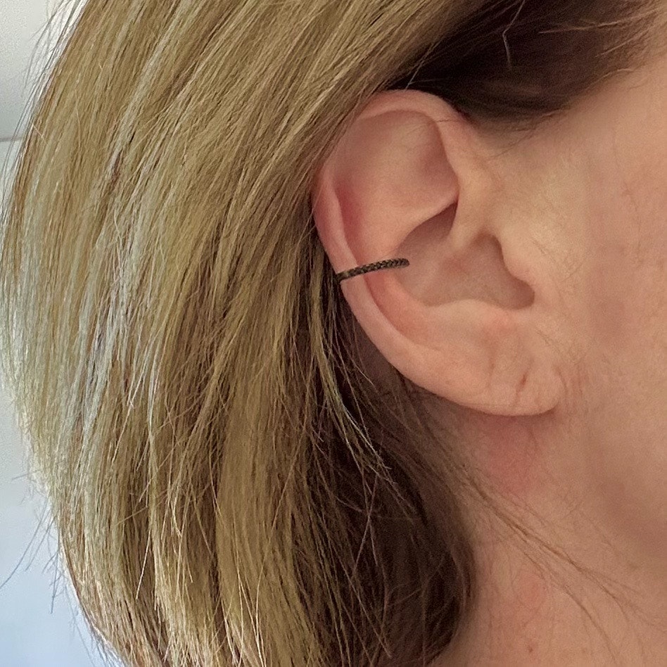Ear cuff svart med kubic zirconer
