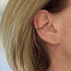 Ear cuff svart med kubic zirconer