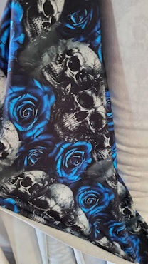 SKULLS AND ROSES FT