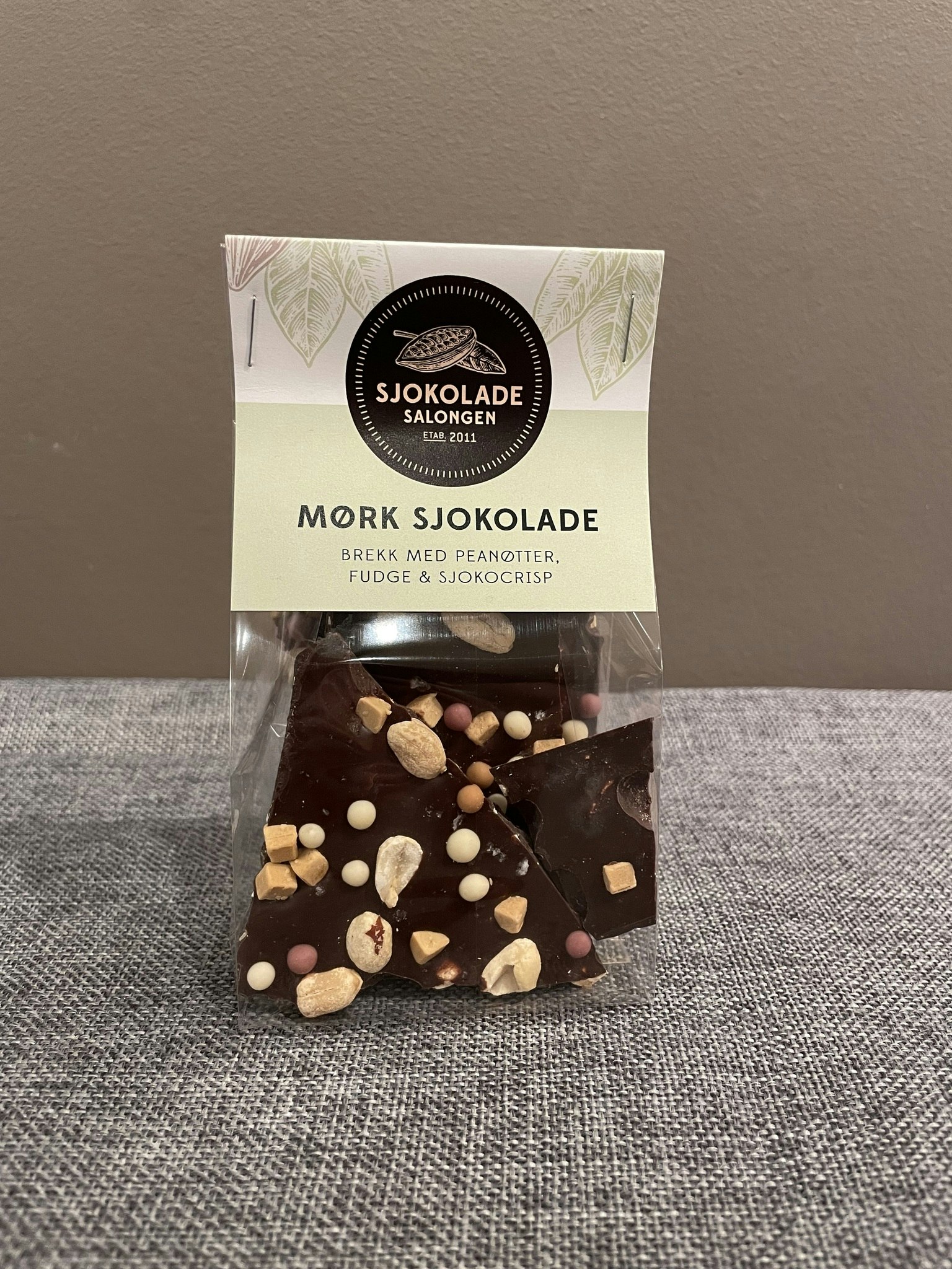 Sjokoladebrekk Mørk sjokolade med peanøtter & fudge
