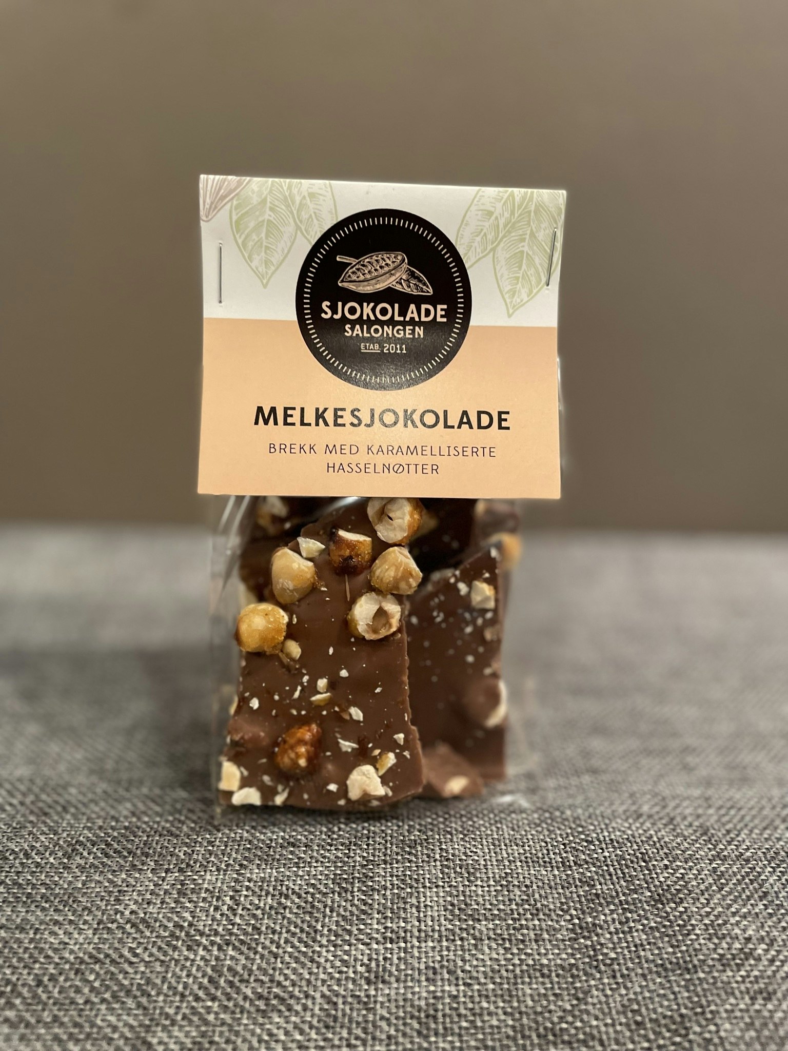 Sjokoladebrekk Melkesjokolade med hasselnøtter
