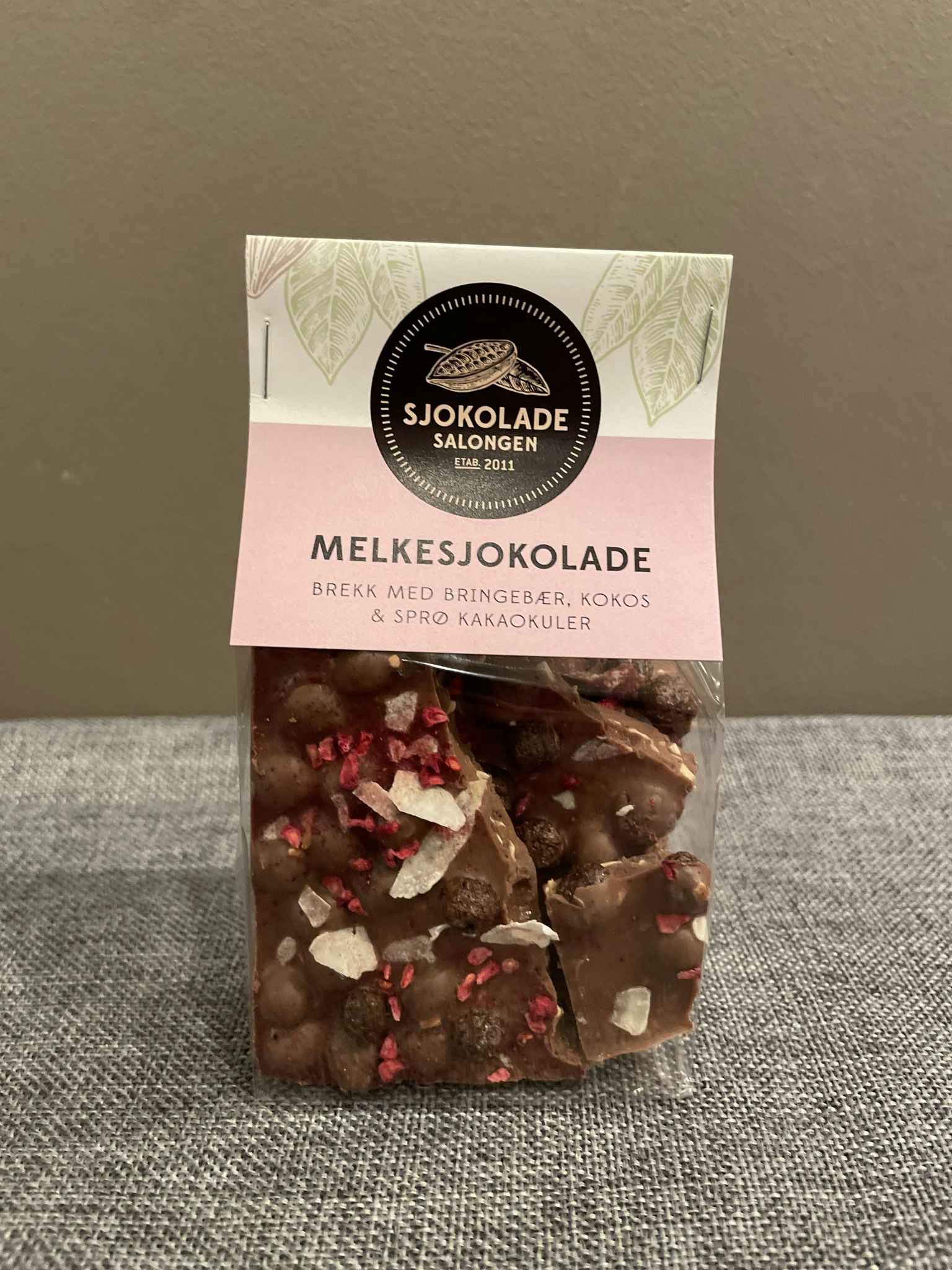 Sjokoladebrekk Melkesjokolade med bringebær, kokos & kakaokuler