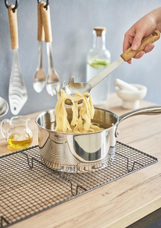 Bild med färdigkokt pasta i rostfri kastrull där  pastaslev bio används.