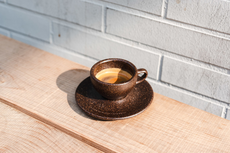 miljöbild av en espressokopp med fat i kök från kaffeeform.