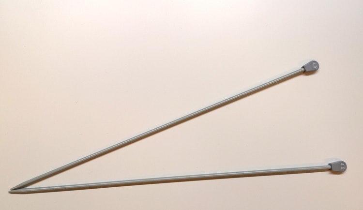 Ett par stickor av alu 35 cm 2,00-5,00 mm