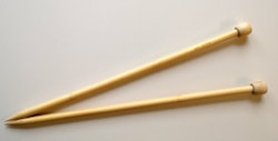 Ett par stickor av Bambu 35 cm längd SKC 9,00-12,00 mm