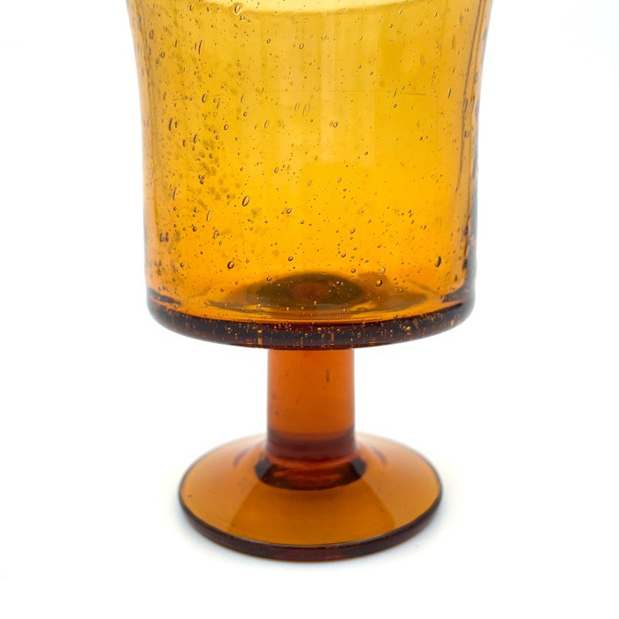Ölglas på fot, bärnstensfärgad - Erik Höglund, Boda (nagg)