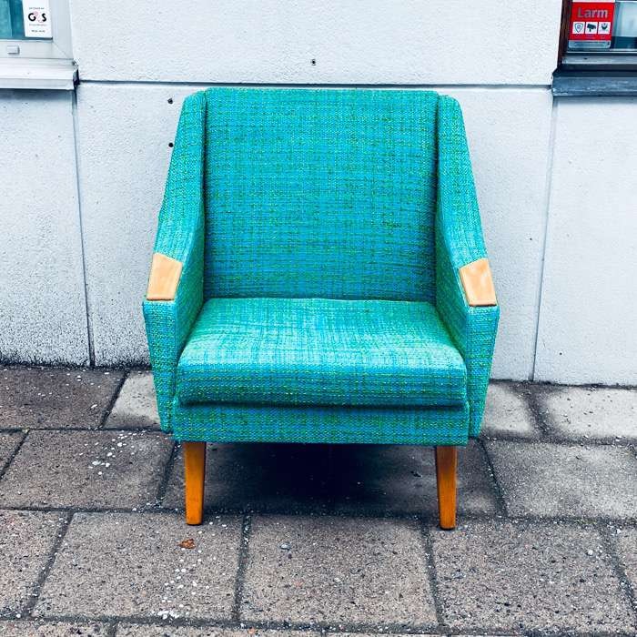 Fåtölj i gröna nyanser och teak