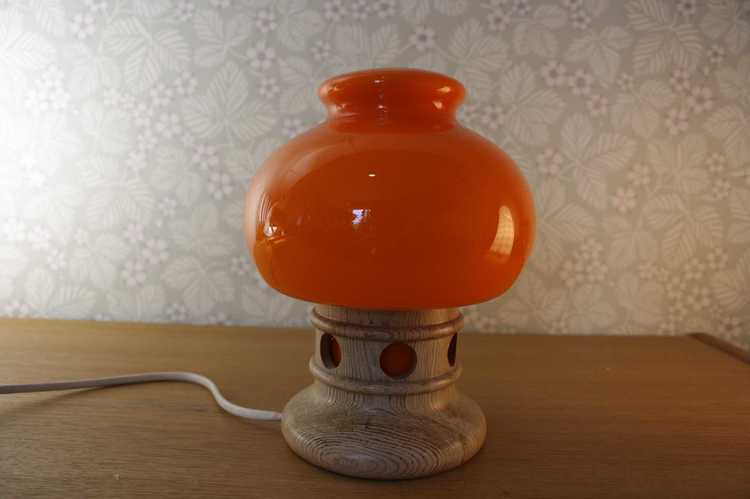 Bordslampa i orange glas och fot i furu släckt