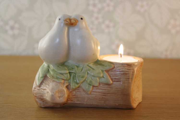 Ljusstake för värmeljus i keramik med två duvor som sitter på en pinne