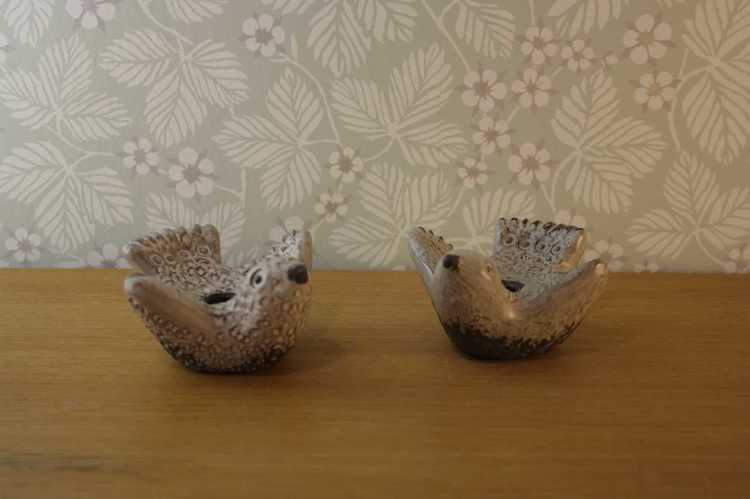 Två stycken ljusstakar föreställandes två duvor i keramik från Norrmans i Motala utan ljus