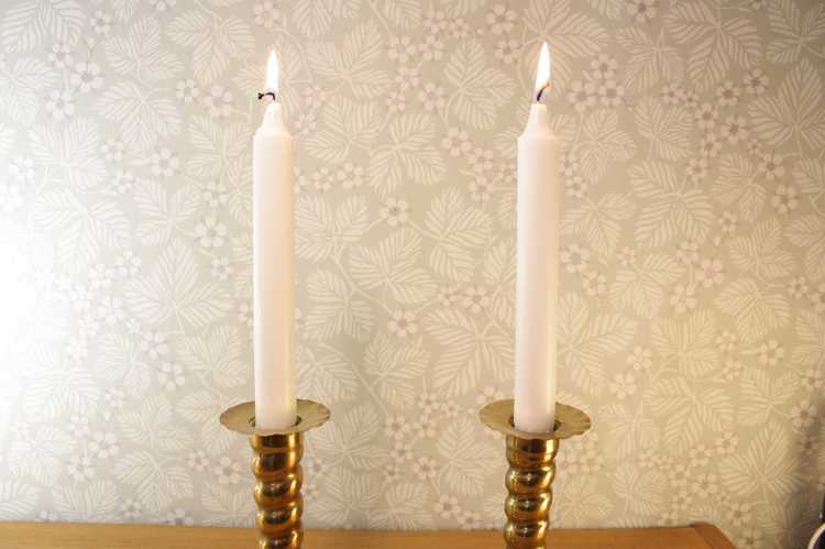 Två stycken ljusstakar i mässing med två brinnande kronljus