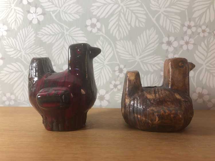 Närbild tagen från sidan på två stycken keramikfåglar av Lars Bergsten