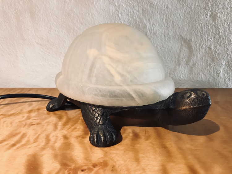 Sköldpaddslampa i järn samt glas sidan