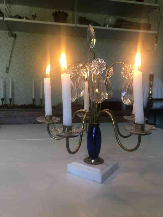 5-armad ljusstake i mässing, blått glas samt fot av marmor med 5 st brinnande kronljus