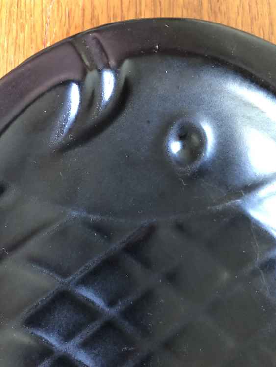 höganäs keramik fiskfat svart närbild